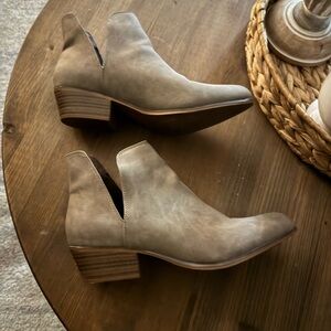 Crochets Women's Ankle Boots - Black and Brown